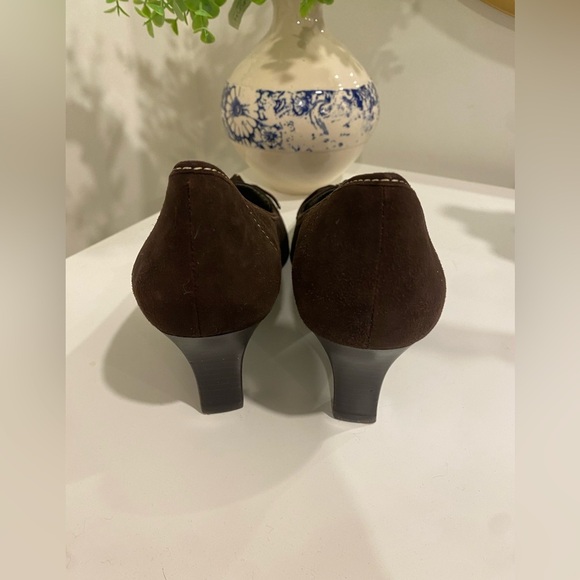 Ann Taylor Brown Suede Kitten Heel Loafers • Bow Detail • Size 9 - Picture 9 of 9